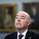 El secretario de Seguridad Nacional de EEUU Alejandro Mayorkas en el Congreso en Washington el 10 de abril de 2024. (Foto AP/Mark Schiefelbein)