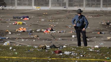 Un agente mira el lugar donde ocurrió un tiroteo durante el desfile del miércoles 14 de febrero de 2024, para festejar el triunfo de los Chiefs de Kansas City en el Super Bowl (AP Foto/Charlie Riedel)