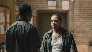 En esta imagen proporcionada por A24 Colman Domingo, izquierda, y Clarence Maclin em una escena de Sing Sing. (A24 vía AP)