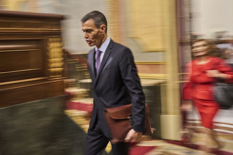 El presidente de gobierno español Pedro Sánchez llega al parlamento en Madrid el 9 de julio del 2025. (AP foto/Bernat Armangue)