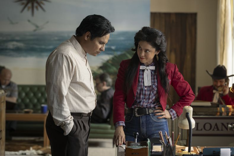 En esta imagen proporcionada por Prime, Michael Peña, izquierda, y Rosa Salazar en una escena de A Million Miles Away. (Prime vía AP)