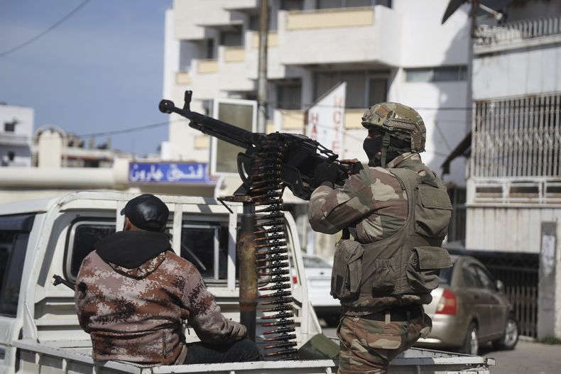 Elementos de las fuerzas de seguridad sirias se despliegan por diferente puntos de Latakia, Siria, el viernes 7 de marzo de 2025. (AP Foto/Omar Albam)