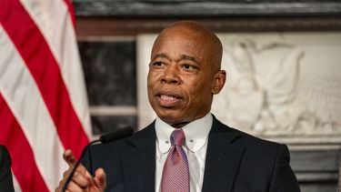 ARCHIVO - El alcalde de la ciudad de Nueva York, Eric Adams, habla en una rueda de prensa el 12 de diciembre de 2023, en Nueva York. (AP Foto/Peter K. Afriyie, Archivo)