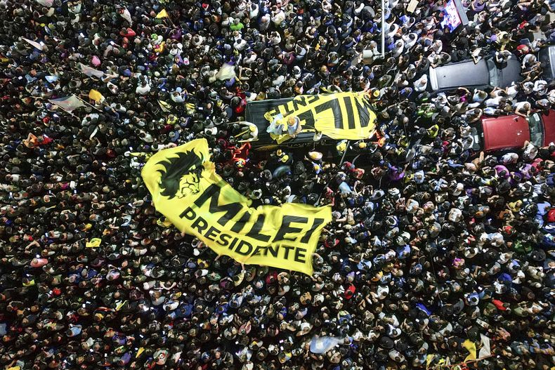 Seguidores del candidato Javier Milei se reúnen afuera de su comando de campaña después de que el aspirante oficialista, Sergio Massa, reconoció su derrota en el balotaje presidencial en Buenos Aires, Argentina, el domingo 19 de noviembre de 2023. (AP Foto/Matías Delacroix)