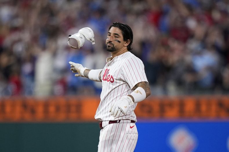 Nick Castellanos, de los Filis de Filadelfia, festeja luego de conectar el doble decisivo del juego ante los Padres de San Diego, el martes 18 de junio de 2024 (AP Foto/Matt Slocum)