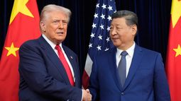 El presidente estadounidense Donald Trump, a la izquierda, y el presidente chino Xi Jinping se dan la mano antes de su reunión previa a la cumbre en el Aeropuerto Internacional de Gimhae, el jueves 30 de octubre de 2025, en Busan, Corea del Sur. (AP Foto/Mark Schiefelbein)