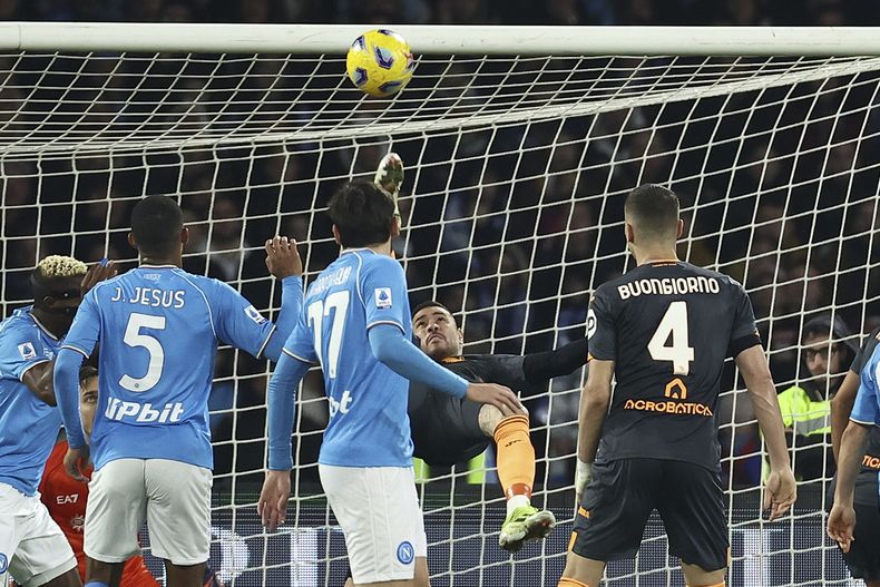 El paraguayo del Torino Antonio Sanabria anota el primer gol de su equipo durante un partido de la Liga de Italia ante el Nápoles, en el estadio Diego Armando Maradona, en Nápoles, Italia, el viernes 8 de marzo de 2024. (Alessandro Garofalo/LaPresse via AP)