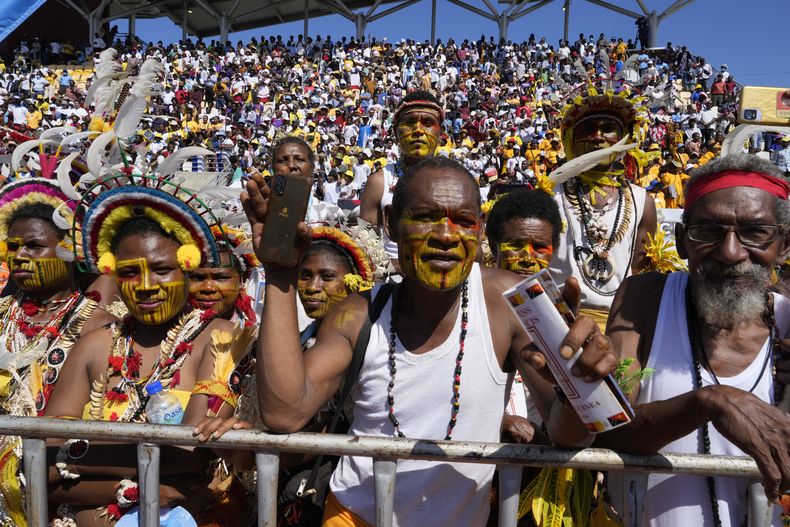 Una multitud participa en una misa presidida por el papa Francisco en el estadio Sir John Guise, el domingo 8 de septiembre de 2024, en Puerto Moresby, Papúa Nueva Guinea. (AP Foto/Mark Baker)