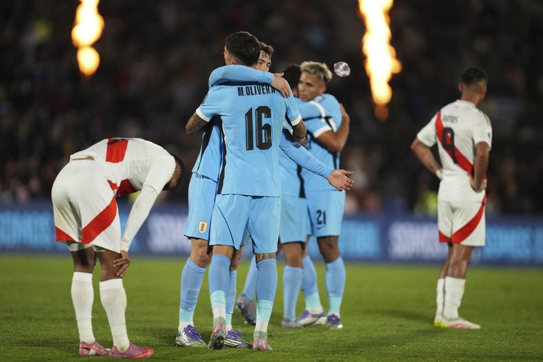 Los jugadores de la selección de Uruguay, festejan la victoria sobre Perú en las eliminatorias mundialistas, el jueves 4 de septiembre de 2025 (AP Foto/Matilde Campodonico)