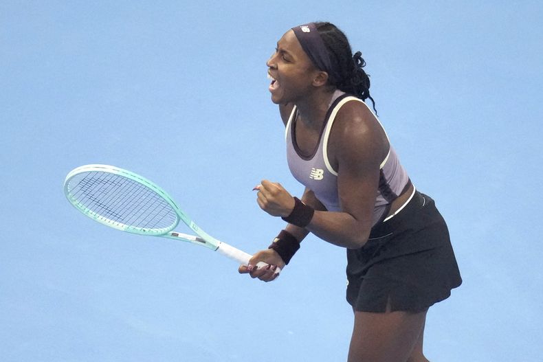 La estadounidense Coco Gauff celebra al vencer a la española Paula Badosa en la semifinal del Abierto de China el sábado 5 de octubre del 2024. (AP Foto/Achmad Ibrahim)