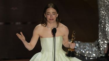 Emma Stone recibe el premio a mejor actriz por Poor Things en los Oscar el domingo 10 de marzo de 2024, en el Teatro Dolby en Los Ángeles. (Foto AP/Chris Pizzello)