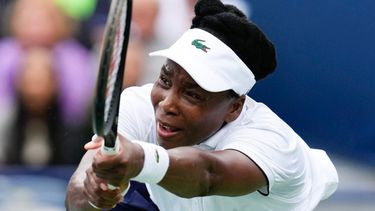 Venus Williams devuelve una pelota frente a Kamilla Rakhimova durante el Abierto de Toronto, el domingo 2 de agosto de 2026, en Toronto. (Chris Young/The Canadian Press via AP)