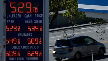 Un automóvil circula detrás del cartel de precios de gasolina de una gasolinera en San Francisco, el jueves 5 de marzo de 2026. (Foto AP/Jeff Chiu)