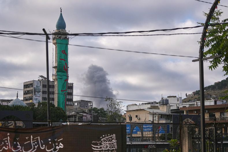 Una columna de humo señala el lugar donde impactó un ataque aéreo de Israel, a las afueras de Nabatiyeh durante la Ashoura, cuando los chiíes conmemoran el martirio del imán Hussein, el nieto del profeta Mahoma, en Nabatiyeh, en el sur de Líbano, el 26 de junio de 2026. (AP Foto/Hassan Ammar)