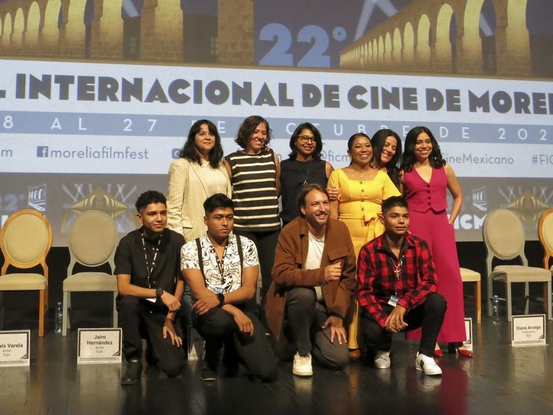 Las directoras Astrid Rondero, fila posterior de izquierda, y Fernanda Valadez, segunda de izquierda a derecha en la fila posterior de la película Sujo posan para un retrato con actores y miembros del equipo de producción durante una conferencia de prensa en el Festival Internacional de Cine de Morelia el sábado 19 de octubre de 2024, en Morelia, México. (Foto AP/Berenice Bautista)