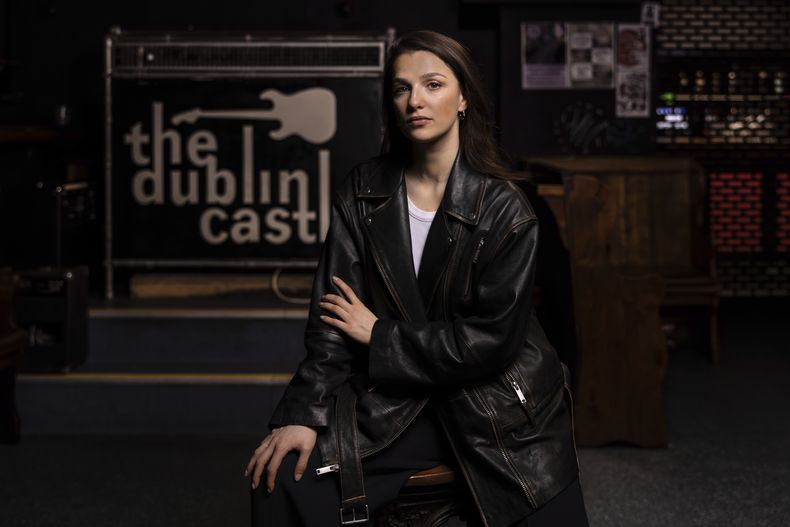 Marisa Abela posa para un retrato en el pub Dublin Castle durante la promoción de la película Back to Black el viernes 22 de marzo de 2024 en Londres. (Foto Vianney Le Caer/Invision/AP)