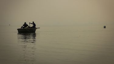 Dos pescadores trabajan frente al poblado de pescadores Nam O, el 4 de marzo de 2025, en Da Nang, Vietnam. (AP Photo/Yannick Peterhans)