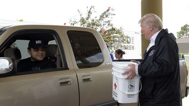 Trump visita a víctimas de Harvey en Texas y Luisiana