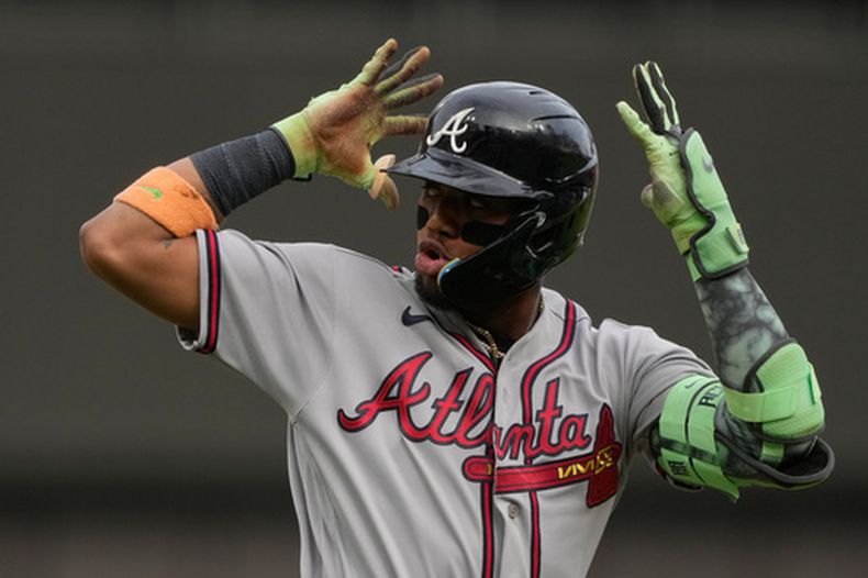 El venezolano Ronald Acuña Jr., de los Bravos de Atlanta, festeja tras conectar un jonrón ante los Rojos de Cincinnati, el viernes 29 de mayo de 2026 (AP Foto/Carolyn Kaster)