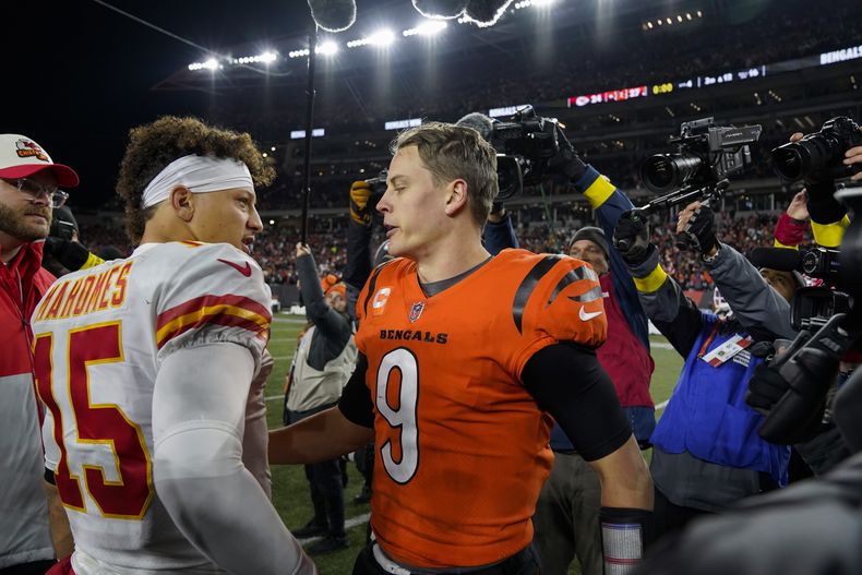ARCHIVO - El quarterback Joe Burrow (9) de los Bengals de Cincinnati charla con su colega Patrick Mahomes de los Chiefs de Kansas City tras un partido de la NFL el 4 de diciembre de 2022. (AP Foto/Jeff Dean)