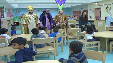 estudiantes en la pequena habana han recibido la visita de los 3 reyes magos