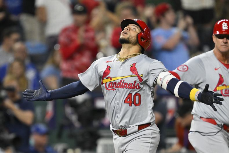 Willson Contreras, de los Cardenales de San Luis, celebra un jonrón de dos carreras durante la novena entrada del juego de béisbol en contra de los Reales de Kansas City, el viernes 9 de agosto de 2024, en Kansas City, Missouri. (AP Foto/Reed Hoffmann)