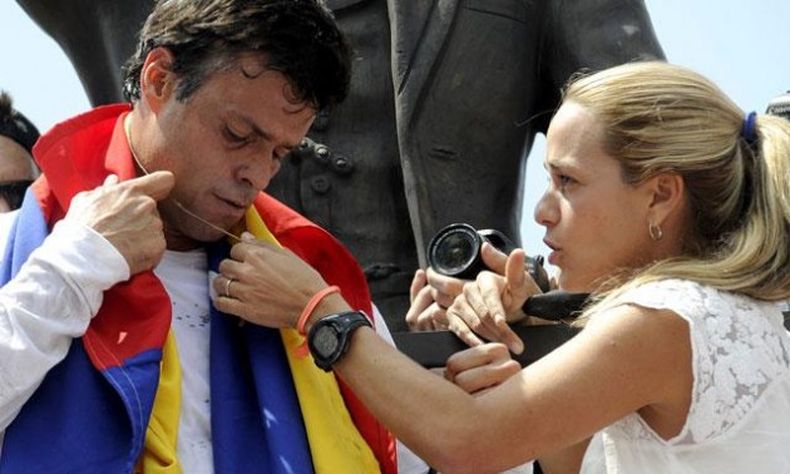 Jose María Aznar recibió a la esposa del dirigente político, en Praga, donde le planteó los problemas y la represión en el país