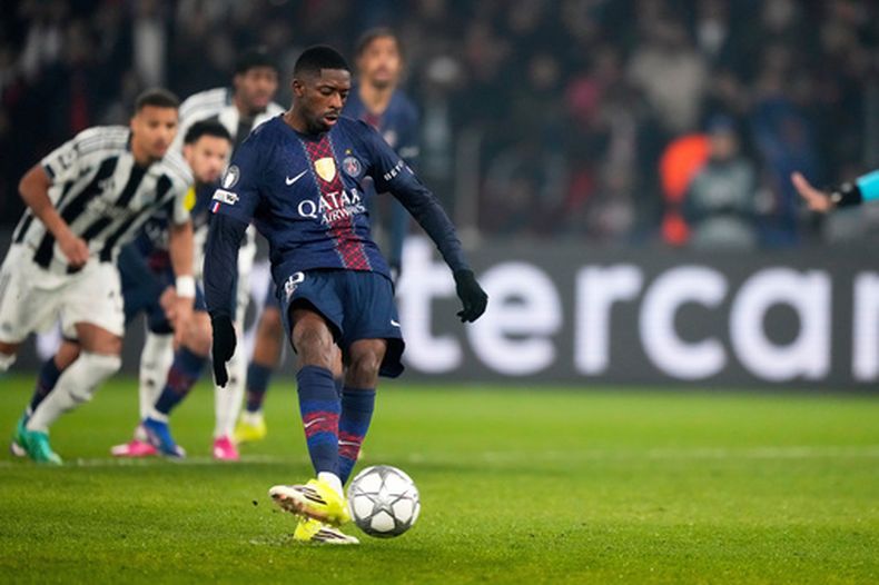 Ousmane Dembélé, del PSG, dispara desde el punto penal durante el partido de fútbol de la Liga de Campeones en la fase inicial contra Newcastle, el miércoles 28 de enero de 2026, en París. (AP Foto/Michel Euler)