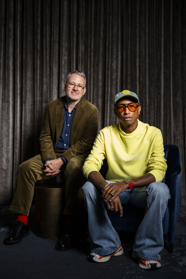 El director Morgan Neville, izquierda, y Pharrell Williams posan para promover la película “Piece by Piece” durante el Festival Internacional de Cine de Toronto, el lunes 9 de septiembre de 2024, en Toronto. (Foto Arthur Mola/Invision/AP)