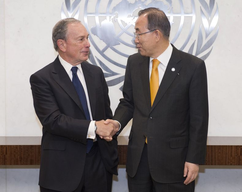 En esta imagen proporcionada por la Organizaci&oacute;n de las Naciones Unidas, el ex alcalde de la ciudad de Nueva York Michael Bloomberg, izquierda, posa con el secretario general del organismo internacional Ban Ki-moon, el viernes 21 de febrero de 2014
