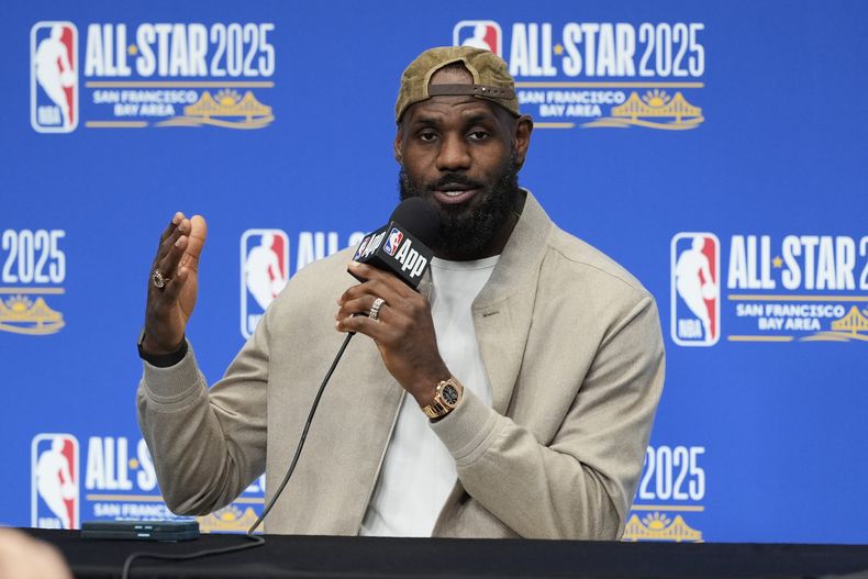 LeBron James, de los Lakers de Los Ángeles, habla en conferencia de prensa previo al torneo del Juego de Estrellas de la NBA, el domingo 16 de febrero de 2025, en San Francisco. (AP Foto/Godofredo A. Vásquez)