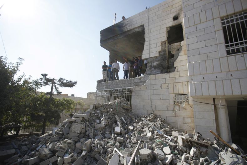 Varias personas recorren la vivienda de Amer Abu Aisheh, uno de tres palestinos identificados por Israel como sospechosos de la muerte de tres adolescentes israel&iacute;es, un d&iacute;a despu&eacute;s de su demolici&oacute;n por el ej&eacute;rcito en He
