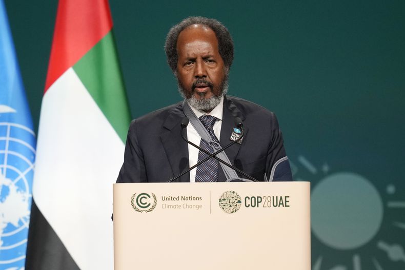 ARCHIVO - El presidente de Somalia Hassan Sheikh Mohamud habla durante una sesión de la COP28, el viernes 1 de diciembre de 2023, en Dubái, Emiratos Árabes Unidos. (AP Foto/Rafiq Maqbool, Archivo)
