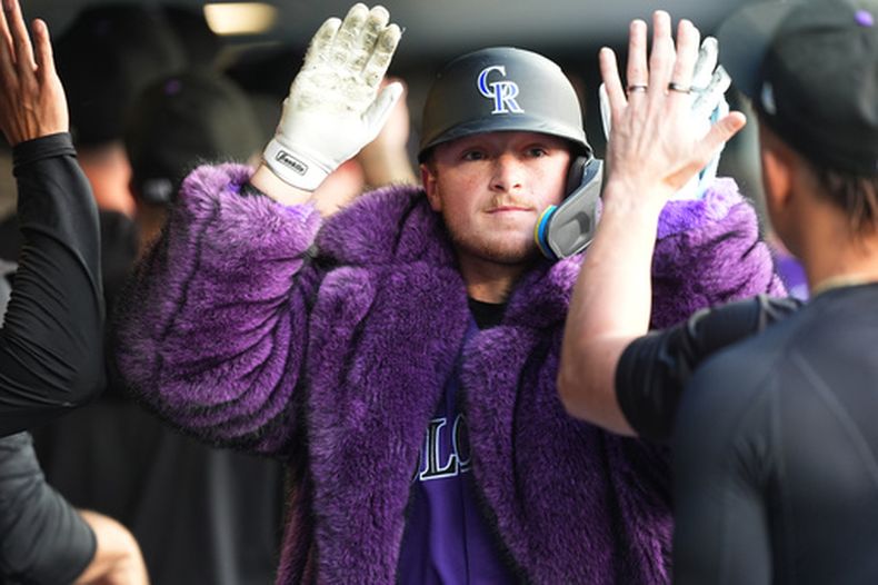 Hunter Goodman, de los Rockies de Colorado, celebra con sus compañeros en el dugout tras conectar un jonrón de dos carreras ante el lanzador abridor de los Cachorros de Chicago, Colin Rea, en la primera entrada de un partido de béisbol el martes 9 de junio de 2026, en Denver. (Foto AP/David Zalubowski)