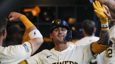 Joey Ortiz, de los Cerveceros de Milwaukee, recibe la felicitación de sus compañeros luego de batear un jonrón durante el juego del martes 25 de junio de 2024, ante los Rangers de Texas (AP Foto/Morry Gash)