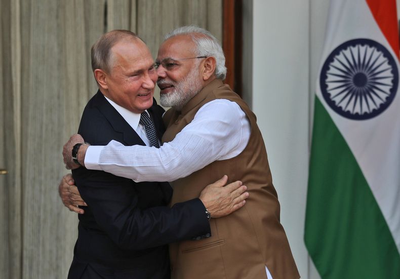 ARCHIVO - El primer ministro indio, Narendra Modi, a la derecha, abraza al presidente de Rusia, Vladímir Putin, antes de su reunión en Nueva Delhi, India, el 5 de octubre de 2018. (AP Foto/Manish Swarup, Archivo)