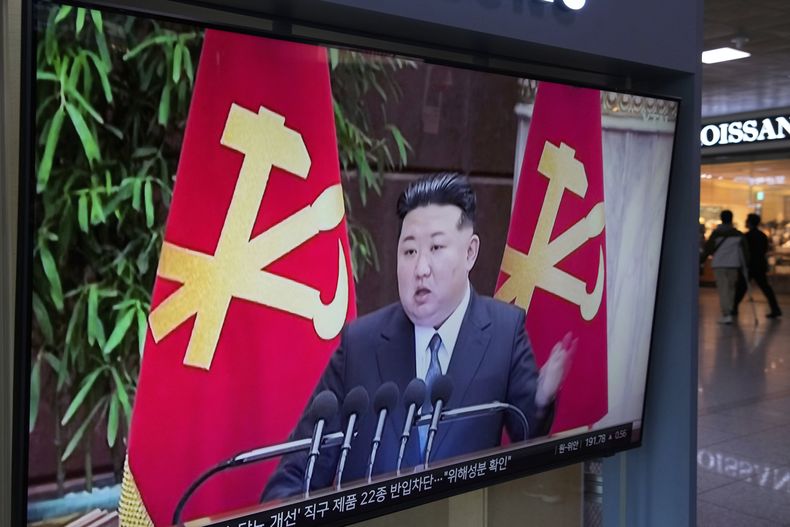 Una televisora muestra una imagen de archivo del líder norcoreano Kim Jong Un durante un programa de noticias, visto en la estación de tren de Seúl, en Corea del Sur, el jueves 22 de mayo de 2025. (AP Foto/Ahn Young-joon)