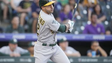 Ramón Laureano, de los Atléticos de Oakland, observa su sencillo productor de una carrera en contra del abridor de los Rockies de Colorado, Kyle Freeland, durante la primera entrada del juego de béisbol, el viernes 28 de julio de 2023, en Denver. (AP Foto/David Zalubowski)