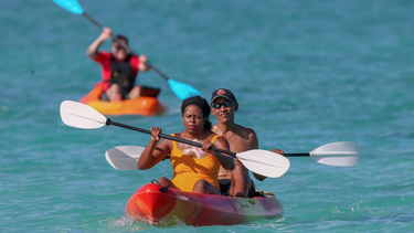 barack obama se muestra en buen estado haciendo todo tipo de deportes durante sus vacaciones en hawaii