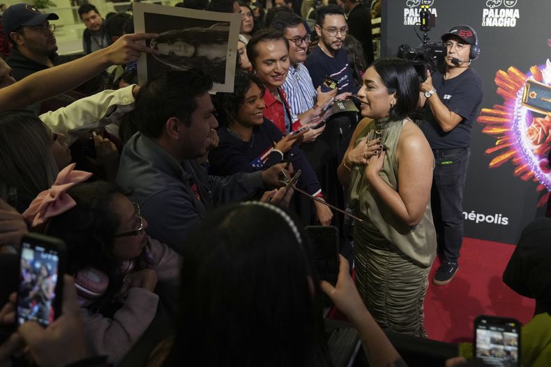 La actriz Adriana Paz interactúa con sus fans en un evento de alfombra roja para promover la película Emilia Pérez, en la Ciudad de México, el miércoles 15 de enero de 2025. (Foto AP/Eduardo Verdugo)