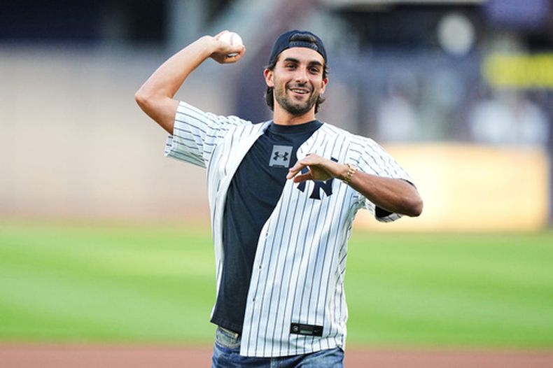 Ferran Torres, de la Selección de España, realiza el primer lanzamiento ceremonial antes de un partido de béisbol entre los Yankees de Nueva York y los Cardenales de San Luis el martes 4 de agosto de 2026, en Nueva York. (Foto AP/Frank Franklin II)
