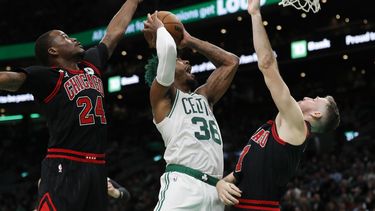 Tatum anota 36, Celtics remontan y vencen 123-119 a Bulls
