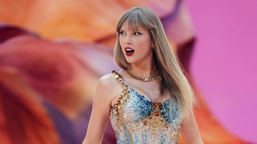 ARCHIVO - Taylor Swift actúa en el estadio de Wembley como parte de su Eras Tour el 21 de junio de 2024 en Londres. El candidato presidencial republicano, el expresidente Donald Trump, ayudado por imágenes generadas por inteligencia artificial, aceptó un respaldo falso de Taylor Swift. (Foto Scott A Garfitt/Invision/AP, archivo)
