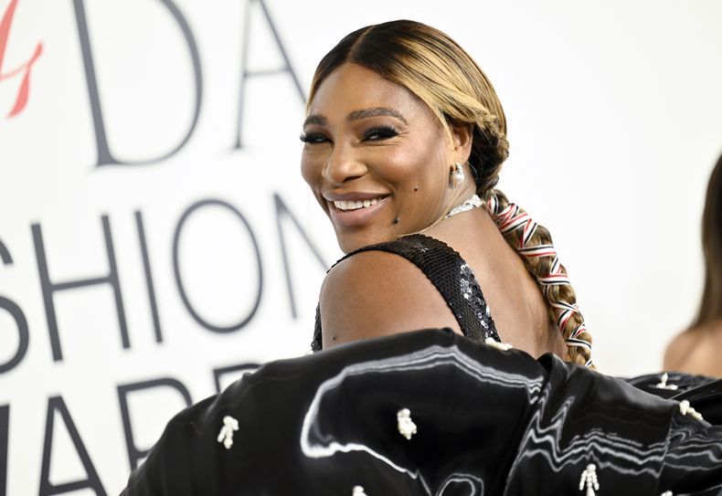 Serena Williams llega a los premios de moda CFDA en el Museo Estadounidense de Historia Natural el lunes 6 de noviembre de 2023, en Nueva York. (Foto Evan Agostini/Invision/AP)