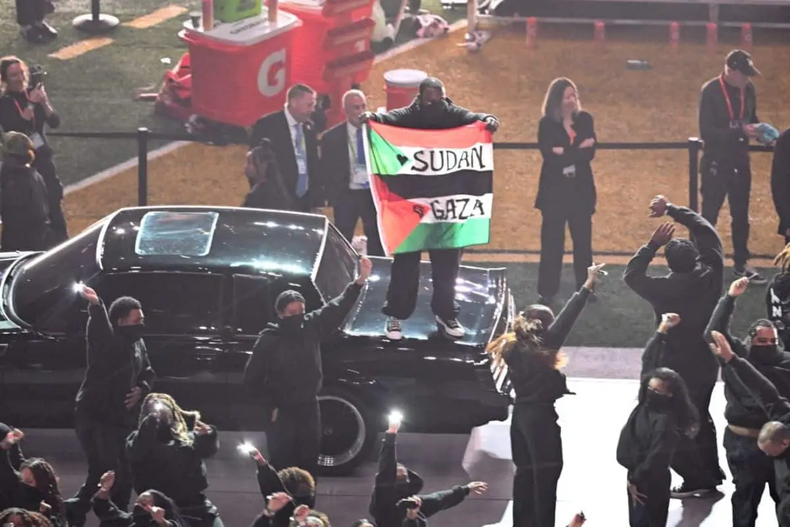 hombre-palestina-super-bowl-medio-tiempo.webp