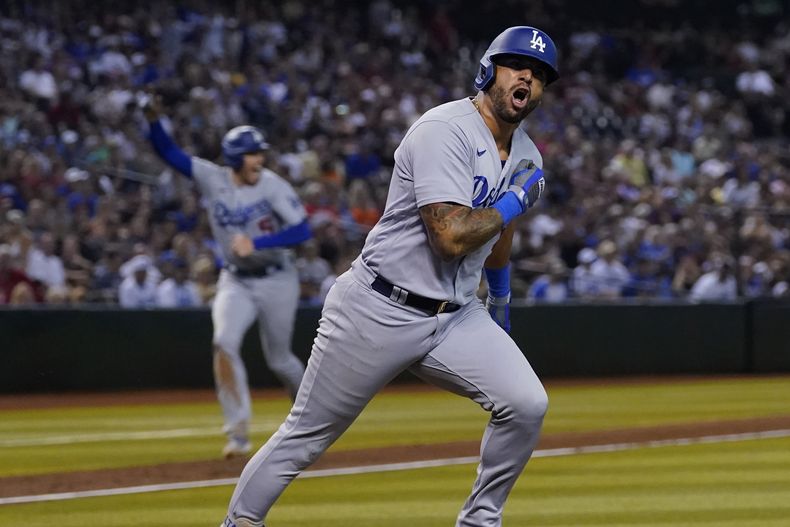 El venezolano David Peralta, de los Dodgers de Los Ángeles, festeja luego de conectar un sencillo productor ante los Diamondbacks de Arizona, el miércoles 9 de agosto de 2023 (AP Foto/Matt York)
