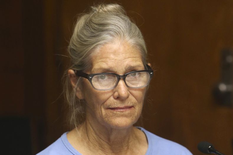 Archivo - Leslie Van Houten, una seguidora de Charles Manson, durante su audiencia en Corona, California, el 6 de septiembre de 2017. (Stan Lim/Los Angeles Daily News vía AP, Pool, Archivo)