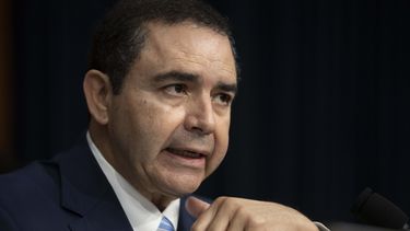 El representante federal por Texas Henry Cuellar habla durante una audiencia de la subcomisión de Seguridad Nacional con el secretario de Seguridad Nacional de Estados Unidos, Alejandro Mayorkas, el 10 de abril de 2024, en el Capitolio de Washington. (AP Foto/Mark Schiefelbein, Archivo)