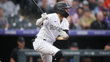 El venezolano Harold Castro conecta un sencillo productor en el juego del martes 23 de mayo de 2023, entre los Rockies de Colorado y los Marlins de Miami (AP Foto/David Zalubowski)