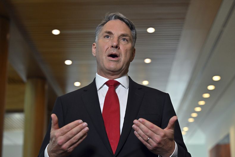 El viceprimer ministro de Australia Richard Marles habla en el Parlamento en Canberra, el jueves 12 de septiembre de 2024. (Mick Tsikas/AAP Image via AP)